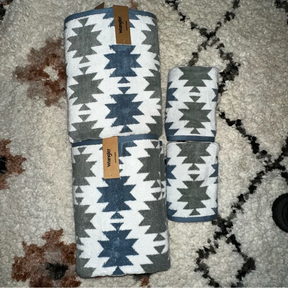 NEW Wrangler Bath Towels White with Sage and Blue Aztec Design 4 Bath & 2 Hand